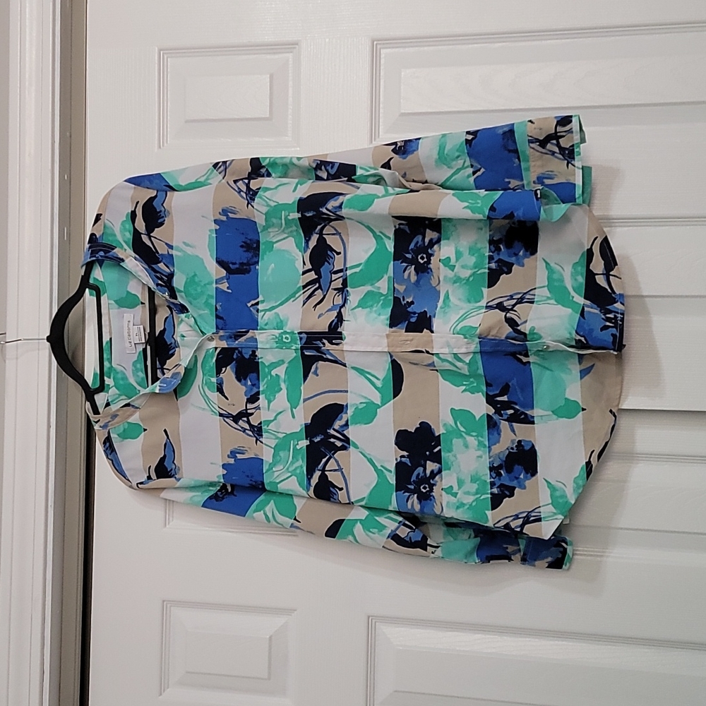 Summery top from Liz Claiborne. Light and airy! XL